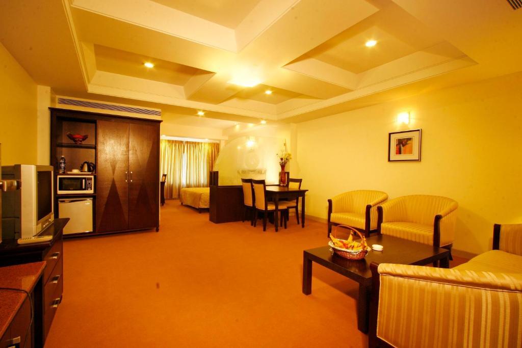 Ambience Executive Hotel Pimpri-Chinchwad Ruang foto